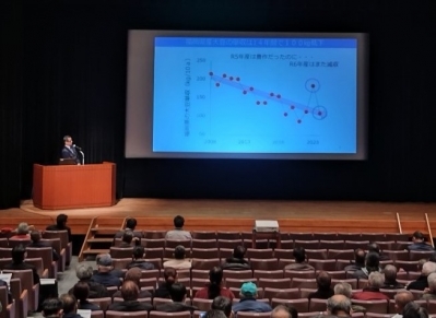 講演を熱心に聞く生産者の様子