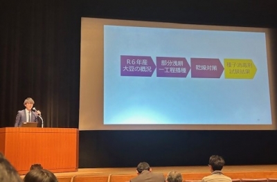 ステージで講演する普及員の様子