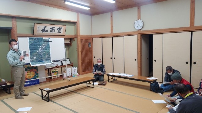 地区の会議で助言を行う普及指導員