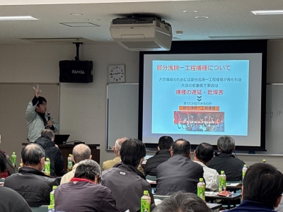 部分浅耕一工程播種について説明する普及員