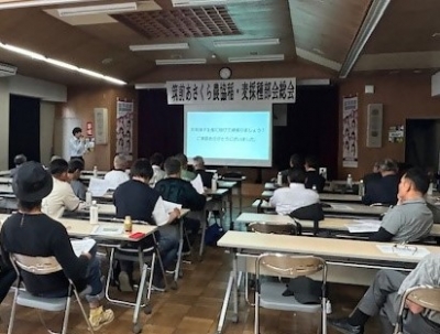 普及指導センターの説明を聞く参加者の様子