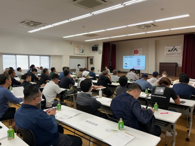 講義を熱心に聞く受講生