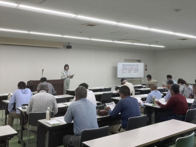 普及センターから生産者に向けて説明を行う様子(JA粕屋)