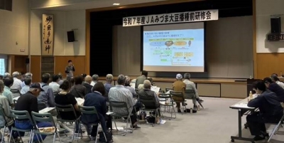 熱心に栽培ポイントを聞く生産者の様子