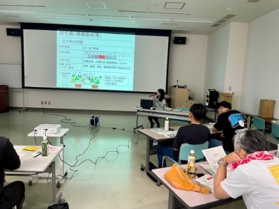 病害虫の説明をする普及指導員