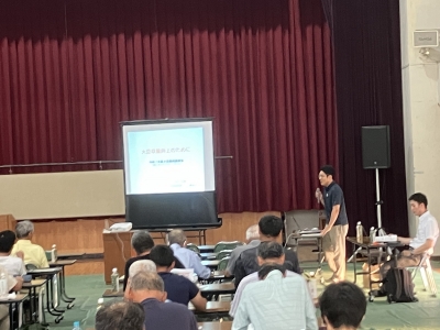 大豆栽培のポイントを熱心に聞く生産者