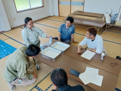 資材の説明をする普及員