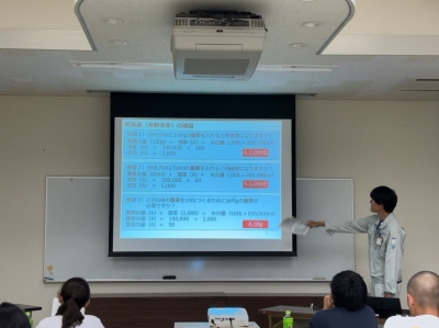 農薬希釈計算の解説をする様子