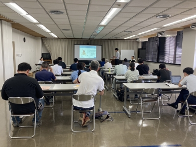 熱心に聴講する参加者