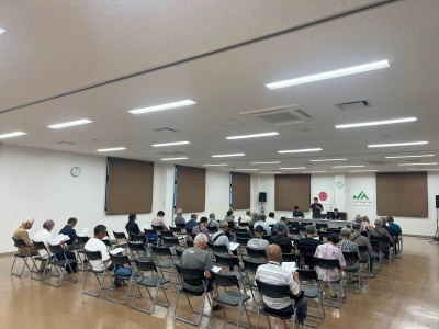 「恵つくし」の栽培ポイントの説明を聞く生産者