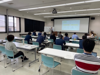 田中耕一税理士から説明を聞く参加者のみなさん