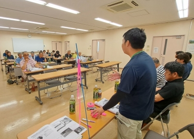 「ピンクリボン」で農作業事故のリスクを減らせることを説明