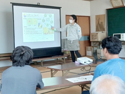 資材の説明をする普及員