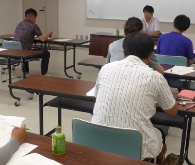 複式簿記の説明を行う普及指導員