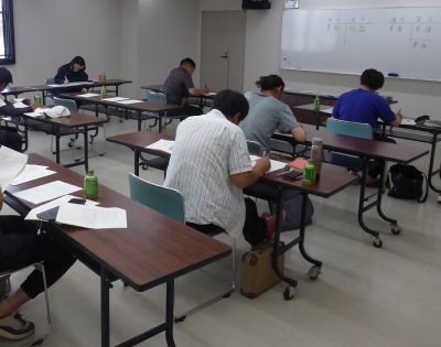 練習問題を解く受講者