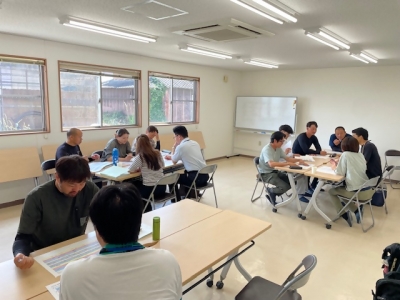 市町ごとに分かれて説明を行う様子
