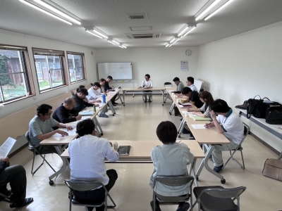卒業生の就業体験を聞く研修生