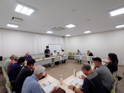 普及指導員が加工ニンジン生産者に向けて栽培にあたる注意点を説明している様子