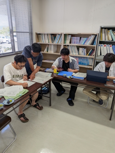 各法人で資料作成をする様子