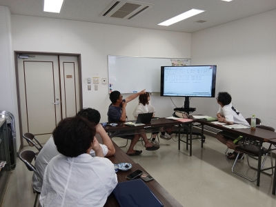 資料作成のための意見交換の様子