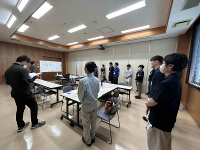 グループ討議の内容が発表されている様子