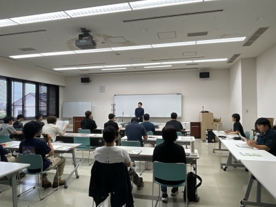 防除ノズルの話を聞く生産者