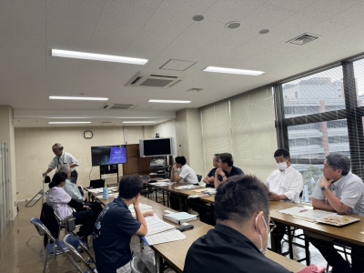 鳥獣害対策室長の話を聴く参加者