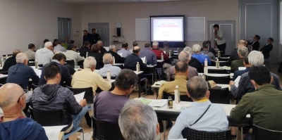 栽培ポイントの説明を聞く生産者