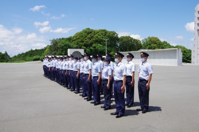 初任教育において礼式訓練を実施している写真