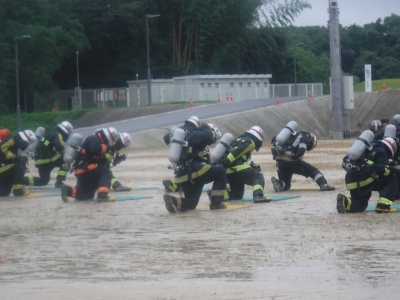 初任教育において機器取扱訓練を実施している写真