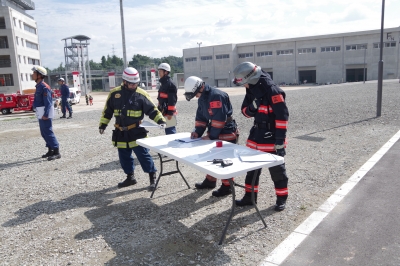 初級幹部科Ｂにおいて災害現場の指揮訓練を行っている写真