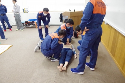 救急科において救護訓練を実施している写真