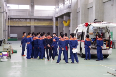 救急科において救急車両の運用訓練を実施している写真