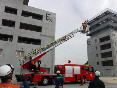 はしご自動車等教育において大型はしご車の取扱訓練を行っている写真