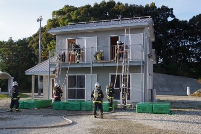 警防実務研修において消防訓練を行っている写真