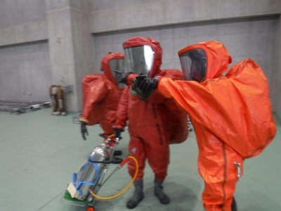 特殊災害科において防護服を着て訓練を実施している写真