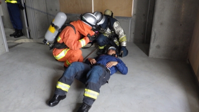 初級幹部科Ａにおいて消防訓練を行っている写真