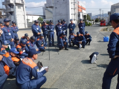 火災調査科において燃焼実験を実施している写真