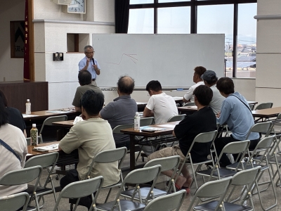 イチゴ生育と環境との関係を説明する深田講師