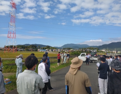 農家や関係機関がRTKを活用したトラクターの自動操舵について説明を受ける様子