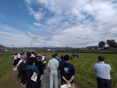 農家や関係機関がRTKを活用したトラクターの自動操舵を見学している様子