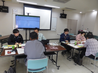 SWOT分析をする受講生、普及指導員