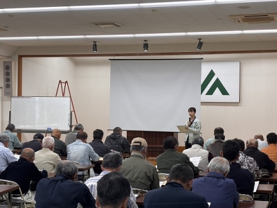 講習会に熱心に耳を傾ける生産者