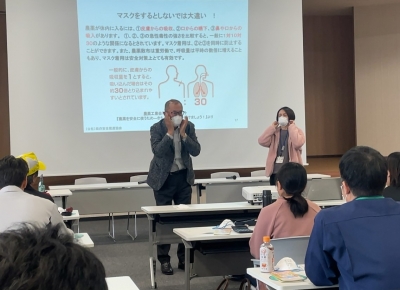 農薬用マスクの使用方法を説明する講師