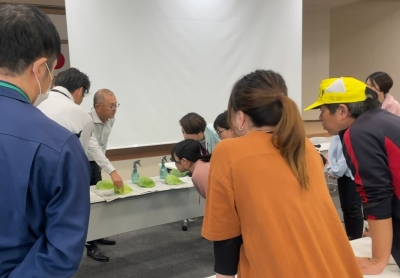 農薬の実物を用いた適正使用方法の解説