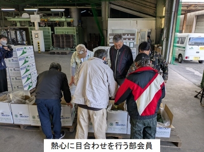 熱心に目合わせを行う部会員