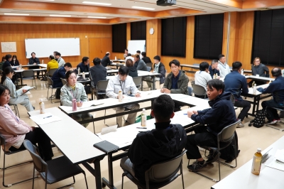 グループワークで意見交換を行う参加者