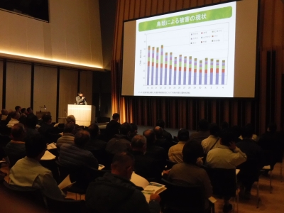 鳥類被害の講演を熱心に聞く生産者と関係機関