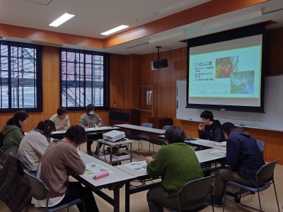 普及指導員の説明を真剣に聞く女性農業者