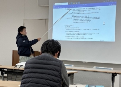 イチゴの経営計画について講義する普及指導員